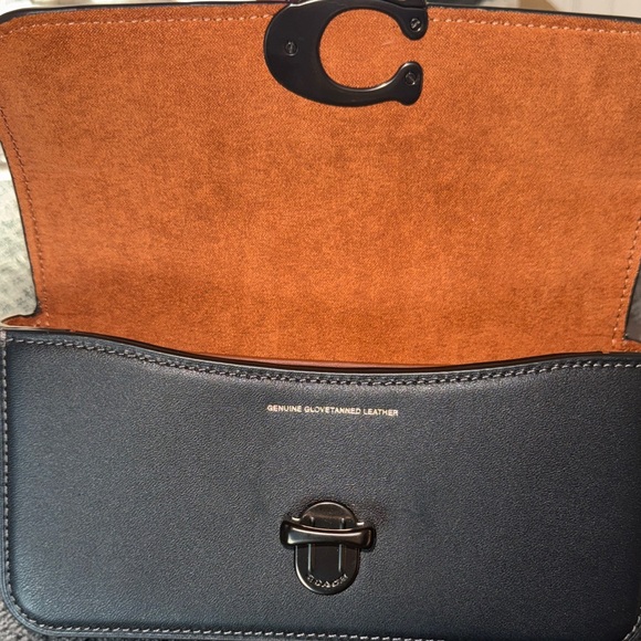 Authentic Coach Black leather shoulder bag BNWT suede interior with key to lock. - Picture 15 of 16